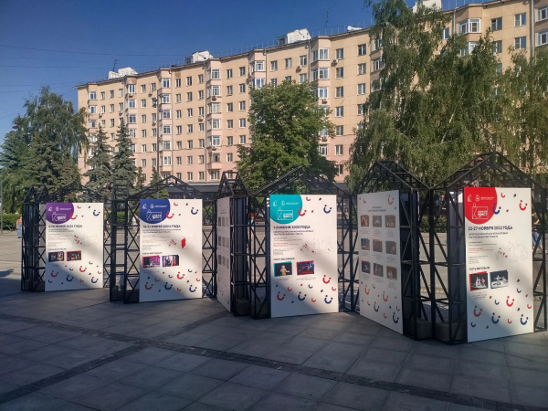 Уличная экспозиция, посвященная юбилею моножанрового театрального фестиваля &laquo;Комедiя-ФЕСТ&raquo;, открылась на Большой Покровской