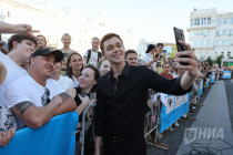 Звезды российского кино прошли по красной дорожке «Горький fest»: фоторепортаж Звезды российского кино прошли по красной дорожке «Горький fest»: фоторепортаж