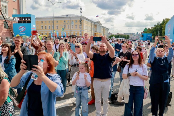 Глава Нижнего Новгорода Юрий Шалабаев вручил паспорта юным нижегородцам на площади Минина и Пожарского   