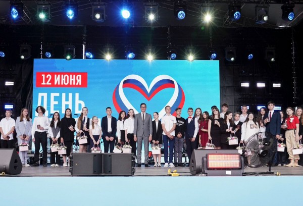 Глава Нижнего Новгорода Юрий Шалабаев вручил паспорта юным нижегородцам на площади Минина и Пожарского   