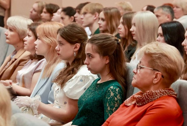 730 нижегородских выпускников окончили школу на &laquo;отлично&raquo;, &laquo;стобалльниками&raquo; по результатам ЕГЭ стали больше 60 человек, 200-балльниками трое
