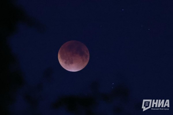 Фотограф запечатлел "кровавую" Луну над Нижним Новгородом