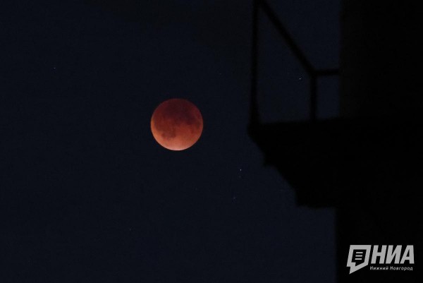 Фотограф запечатлел "кровавую" Луну над Нижним Новгородом