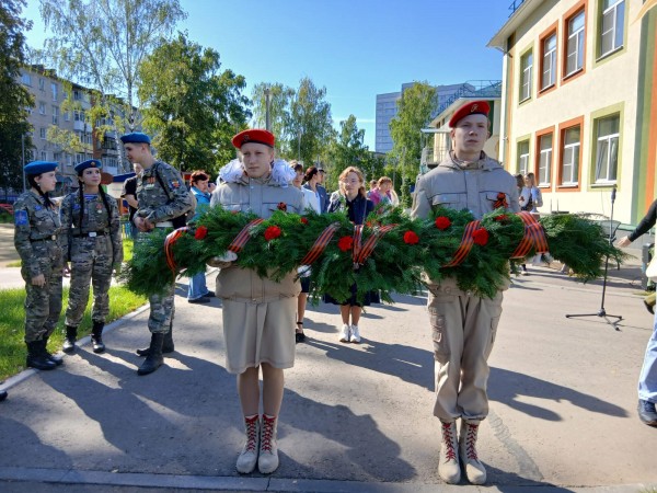 Более 50 деревьев высадили на Аллее защитникам Отечества в православном детском саду в Ленинском районе