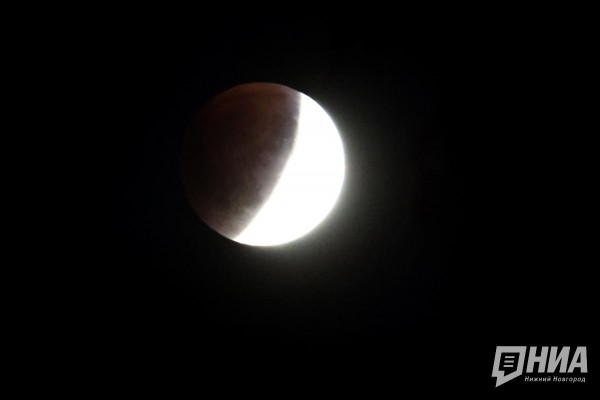 Фотограф запечатлел "кровавую" Луну над Нижним Новгородом
