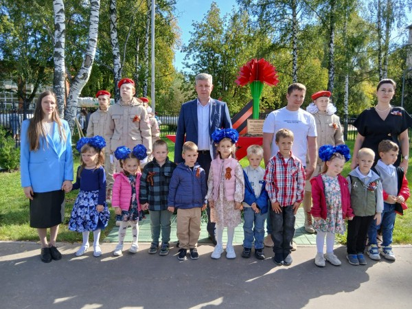 Более 50 деревьев высадили на Аллее защитникам Отечества в православном детском саду в Ленинском районе