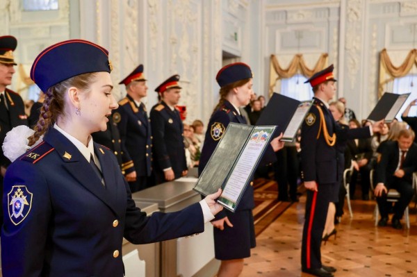 Глава города Юрий Шалабаев и руководитель следственного управления СК РФ региона Айрат Ахметшин поздравили молодых следователей и кадет профильных классов с присягой Глава города Юрий Шалабаев и руководитель следственного управления СК РФ региона Айрат Ахметшин поздравили молодых следователей и кадет профильных классов с присягой