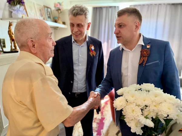 В Советском районе поздравили ветеранов Великой Отечественной войны с приближающимся Днём Победы В Советском районе поздравили ветеранов Великой Отечественной войны с приближающимся Днём Победы