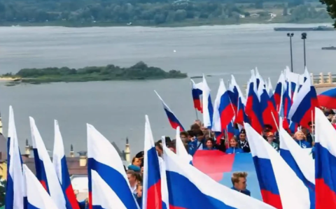 У стен кремля в Нижнем Новгороде развернули 25-метровый флаг России