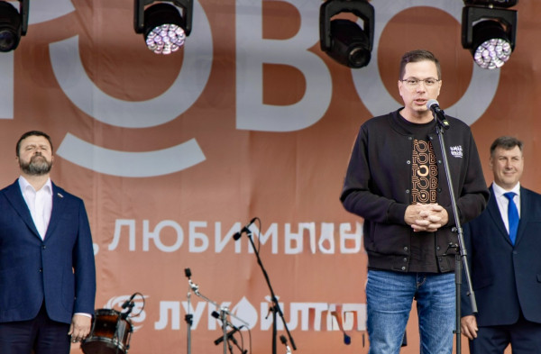 Юрий Шалабаев поздравил кстовчан с Днём города на центральной площади Кстова, которая собрала разные поколения жителей и представителей главных городских династий Юрий Шалабаев поздравил кстовчан с Днём города на центральной площади Кстова, которая собрала разные поколения жителей и представителей главных городских династий