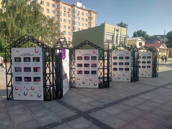 Уличная экспозиция, посвященная юбилею моножанрового театрального фестиваля &laquo;Комедiя-ФЕСТ&raquo;, открылась на Большой Покровской