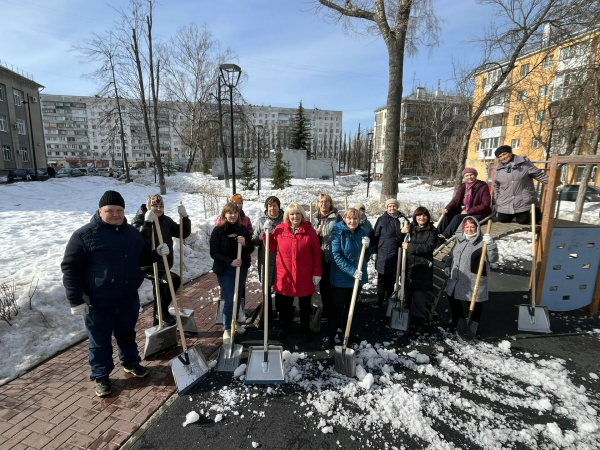 На первый в 2026 году весенний районный субботник вышли более 100 активных жителей Ленинского района