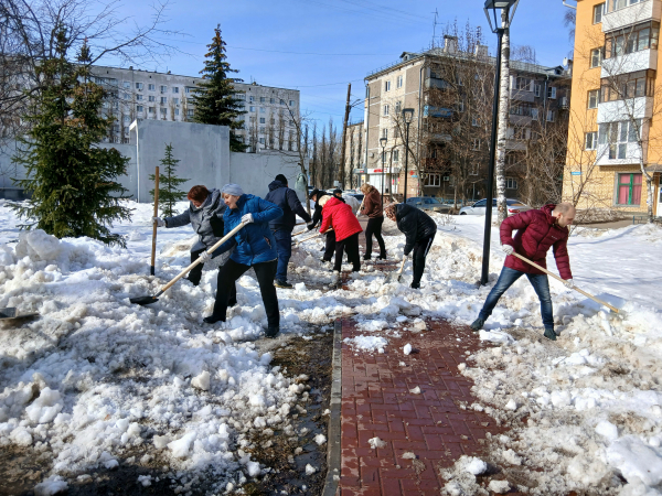 На первый в 2026 году весенний районный субботник вышли более 100 активных жителей Ленинского района